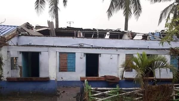 হঠাত করেই টর্নেডোর দাপট শুরু হয়