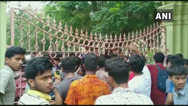 হাইকোর্টের নির্দেশ মেনেই অবস্থান বিক্ষোভে বিশ্বভারতীর পড়ুয়ারা হাইকোর্টের নির্দেশ মেনেই অবস্থান বিক্ষোভে বিশ্বভারতীর পড়ুয়ারা