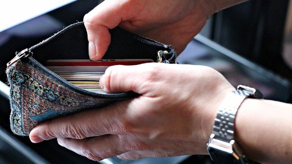  ভিক্ষুককে খালি হাতে ফেরাবেন না