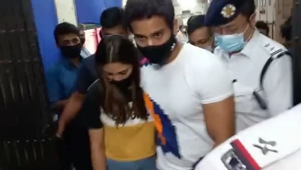 চমকে কলকাতা পুরসভা পৌঁছে যান সাংসদ চমকে কলকাতা পুরসভা পৌঁছে যান সাংসদ