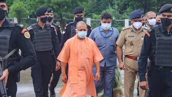 যোগীকে নিশানা প্রাক্তন রাজ্যপালের