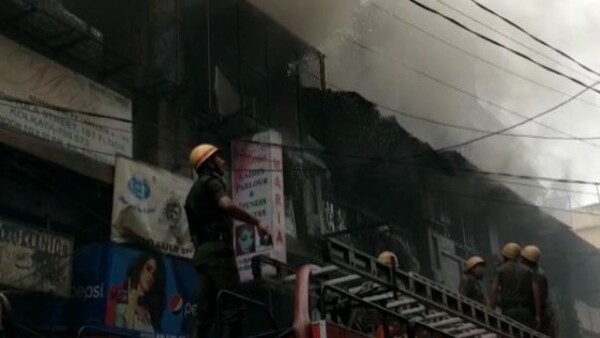 কলুটোলার আগুন এখনও জ্বলছে