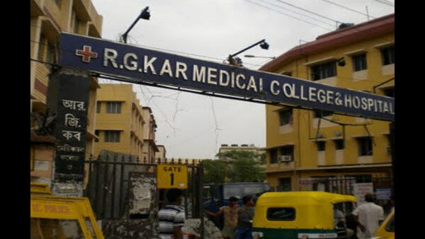 রাতের অন্ধকারে বাড়িতে পুলিশ পাঠাচ্ছেন অধ্যক্ষ রাতের অন্ধকারে বাড়িতে পুলিশ পাঠাচ্ছেন অধ্যক্ষ