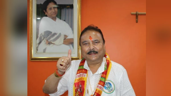 পুজোর মঞ্চ থেকে রাজনৈতিক বার্তা