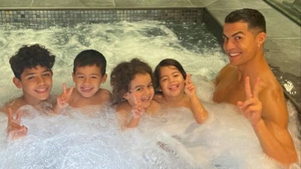 রোনাল্ডোর আরও চার সন্তান রয়েছে