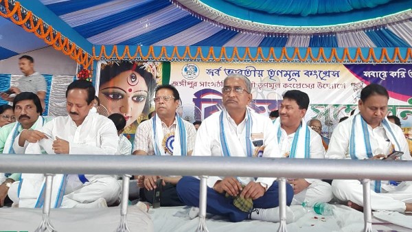 বিজয়া সম্মিলনীতে আড়াআড়ি বিভাজন