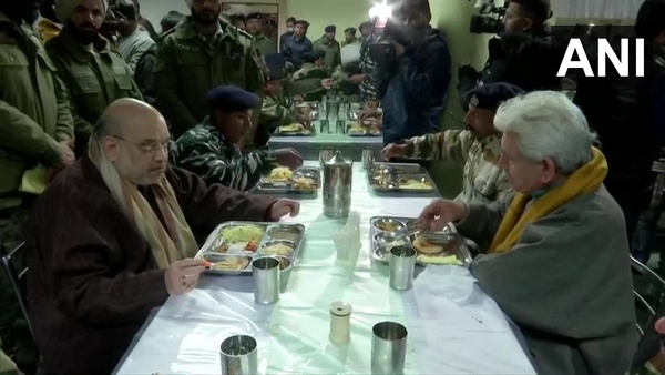 জওয়ানদের সঙ্গেই রাতের খাবার