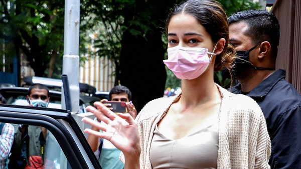 মোবাইল ফোন, ল্যাপটপ বাজেয়াপ্ত