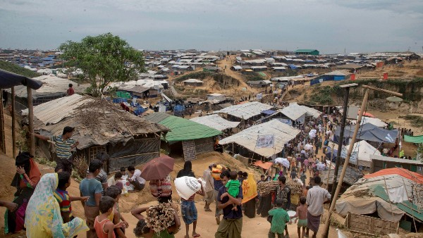 রোহিঙ্গা শরণার্থী শিবিরে আতঙ্কের পরিবেশ রোহিঙ্গা শরণার্থী শিবিরে আতঙ্কের পরিবেশ