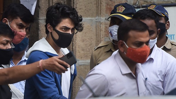 এনসিবির দফতরে হাজিরা আরিয়ানের এনসিবির দফতরে হাজিরা আরিয়ানের