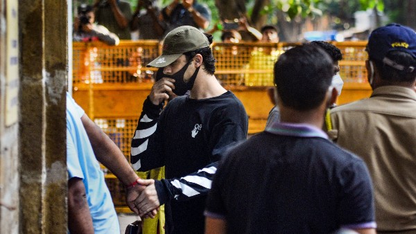  আরিয়ানের সামাজিক পরিচিতি