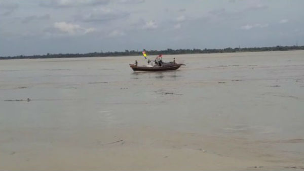 প্রবল ঝড়ে তাঁদের নৌকা মাঝ নদীতে উল্টে গিয়েছিল