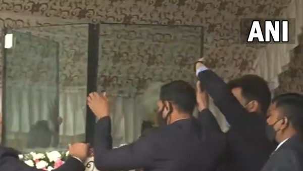  সরিয়ে দিলেন বুলেট প্রুফ শিল্ড