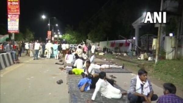 গেস্ট হাউজের বাইরে কংগ্রেস কর্মীদের অবস্থান গেস্ট হাউজের বাইরে কংগ্রেস কর্মীদের অবস্থান