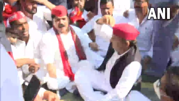 বাড়ির বাইরে বিক্ষোভ দেখানোর সময় গ্রেফতার 