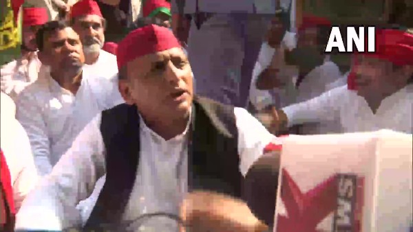 বাড়ির বাইরে পুলিশের গাড়িতে আগুন