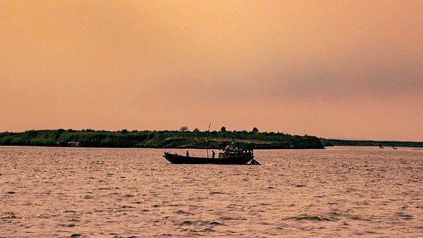 বাড়ির অন্ধকার জায়গায় রাখবেননা এই জল বাড়ির অন্ধকার জায়গায় রাখবেননা এই জল