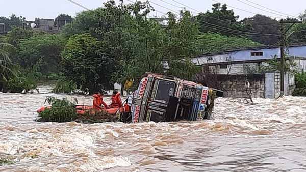 হায়দরাবাদের বন্যার ভয়াবহ ভিডিও ঘুরছে সোশ্যাস মিডিয়ায় হায়দরাবাদের বন্যার ভয়াবহ ভিডিও ঘুরছে সোশ্যাস মিডিয়ায়