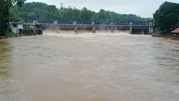 বাগরাকোট থেকে সিকিমগামী জাতীয় সড়কে ধস বাগরাকোট থেকে সিকিমগামী জাতীয় সড়কে ধস