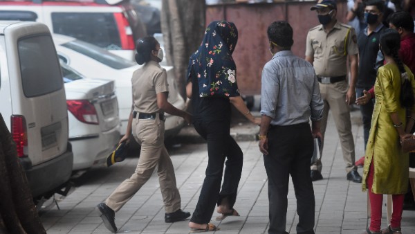 মাদক কাণ্ডে ধৃতদের এনসিবি হেফাজত মাদক কাণ্ডে ধৃতদের এনসিবি হেফাজত