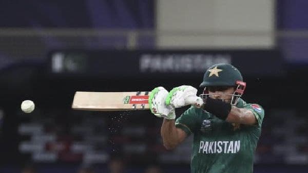 বাবর আজমের পাকিস্তানের জয়ের হ্যাটট্রিক নিশ্চিত করলেন আসিফ বাবর আজমের পাকিস্তানের জয়ের হ্যাটট্রিক নিশ্চিত করলেন আসিফ