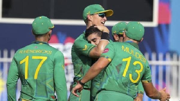 হাসারঙ্গার হ্যাটট্রিকেও বিদায়ের শঙ্কায় শ্রীলঙ্কা