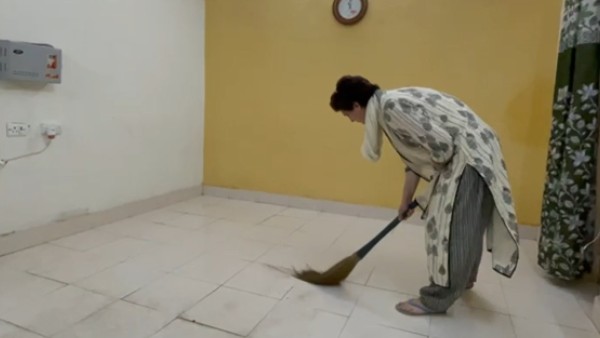 গেস্ট হাউস পরিষ্কার করছেন প্রিয়াঙ্কা