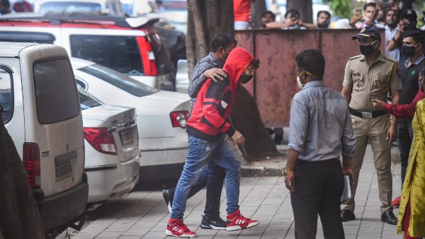 কারা কারা আটক