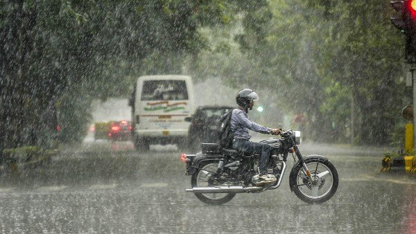 নিম্নচাপের জেরে ভারী বৃষ্টির পূর্বাভাস নিম্নচাপের জেরে ভারী বৃষ্টির পূর্বাভাস