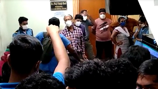 পুলিশ পাঠানো নিয়ে সরব আন্দোলনকারী পড়ুয়ারা