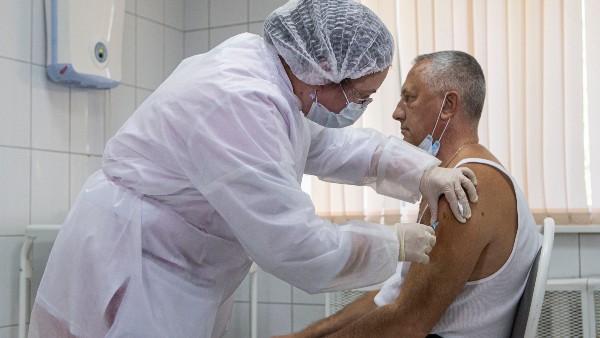 বেসরকারি হাসপাতাল ভ্যাকসিন নির্মাতাদের থেকে ডোজ নিচ্ছে