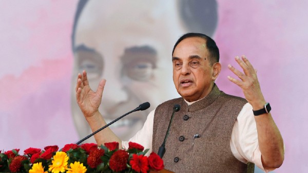 স্বামীর টুইটে বিপত্তি! স্বামীর টুইটে বিপত্তি!