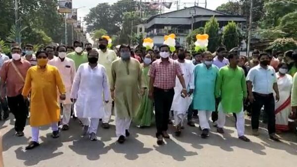 মিছিল করে মহকুমা শাসকের দফতরে উদয়ন মিছিল করে মহকুমা শাসকের দফতরে উদয়ন