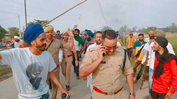 বিরোধীদের প্রবল চাপ বিরোধীদের প্রবল চাপ