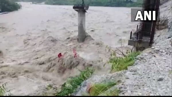  পশ্চিম ঝঞ্ঝার সঙ্গে পূবালি হাওয়ার সংঘাত