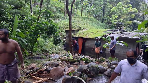 বায়ুসেনা ও নৌসেনার সাহায্য চাইল কেরল সরকার বায়ুসেনা ও নৌসেনার সাহায্য চাইল কেরল সরকার