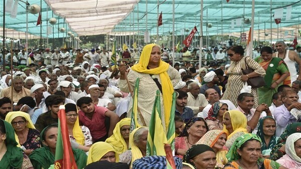 প্রচুর সংখ্যায় মহিলা আন্দোলনকারী প্রচুর সংখ্যায় মহিলা আন্দোলনকারী