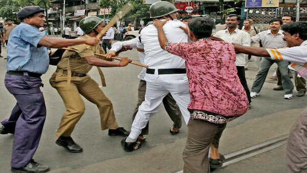 ২০১৪-য় আলিপুর থানার পুলিশও আশ্রয় নিয়েছিল টেবিলের তলায়
