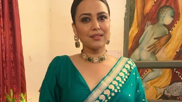 পরিবার সঙ্গে রয়েছে স্বরার পরিবার সঙ্গে রয়েছে স্বরার