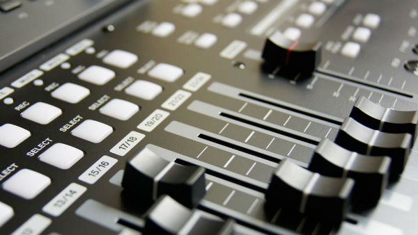 তারস্বরে বাজল ডিজে