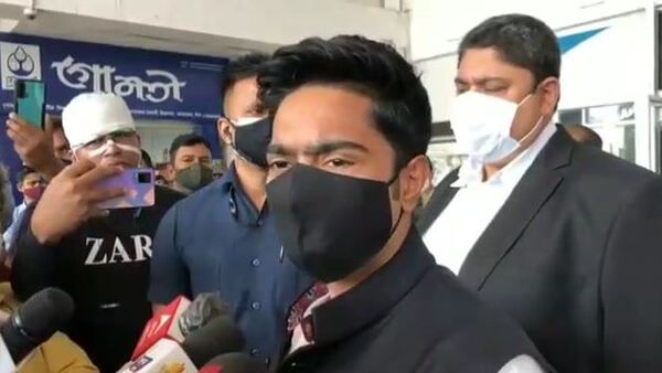 টেবিলের তলায় পুলিশ কর্মীরা