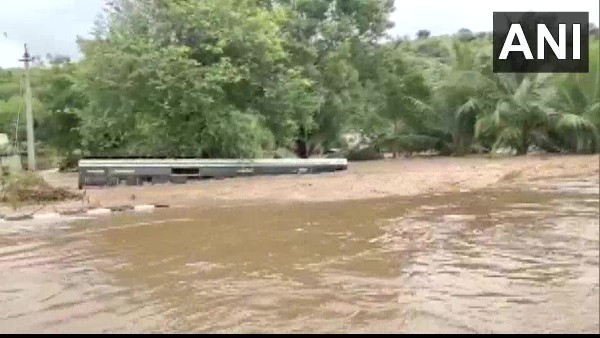 বন্যার সৃষ্টি তিন জেলায়