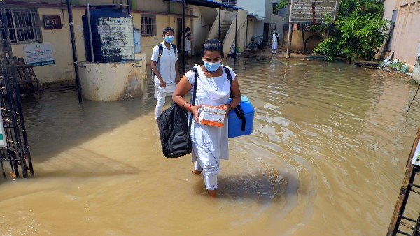 হাসপাতালে জল ঢুকে যাওয়ায় রোগীদের স্থানান্তর