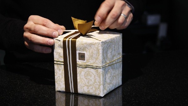 উপহার দেওয়া