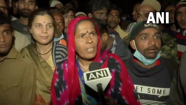 উদ্বিগ্ন পরিজনদের ভিড় উদ্বিগ্ন পরিজনদের ভিড়