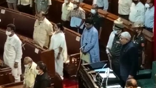 মমতাকে শপথ পাঠ করান রাজ্যপাল মমতাকে শপথ পাঠ করান রাজ্যপাল