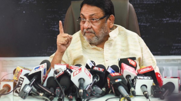 একের পর অভিযোগ ফড়নবীশের বিরুদ্ধে