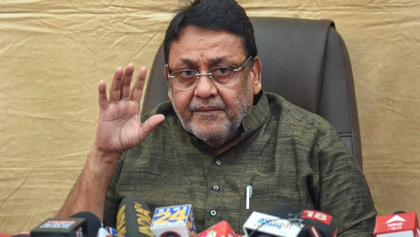অপরাধীদের সঙ্গে যোগ ফড়নবীশের
