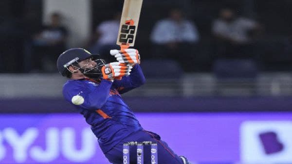 টানা খেলছেন ক্রিকেটাররা টানা খেলছেন ক্রিকেটাররা