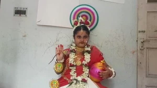 দেবাঙ্কিতাকে লক্ষ্মীরুপে কেন পূজা করছেন দম্পতি? দেবাঙ্কিতাকে লক্ষ্মীরুপে কেন পূজা করছেন দম্পতি?